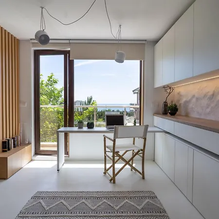 Smartly Designed Flat With Balcony & Parking By Flat Mаnаger *