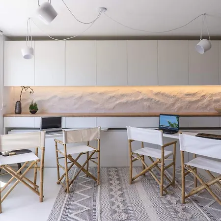 Appartamento Smartly Designed Flat With Balcony & Parking By Flat Mаnаger