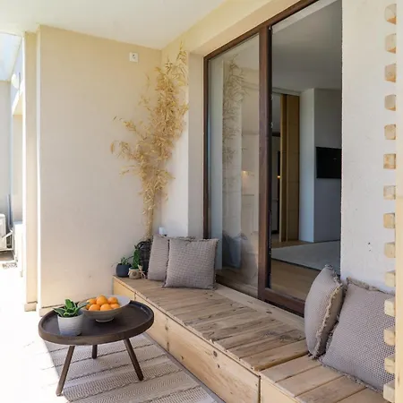 Smartly Designed Flat With Balcony & Parking By Flat Mаnаger 公寓