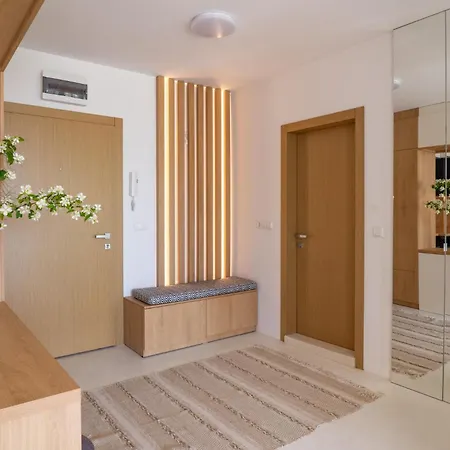 Smartly Designed Flat With Balcony & Parking By Flat Mаnаger * 瓦爾納